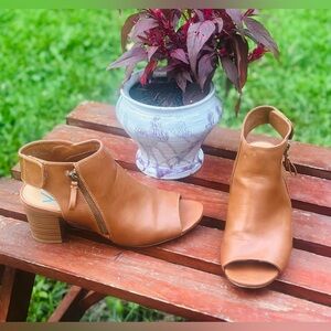 LIKE NEW Muu SASSY Brown Saddle Ankle Peep Toe Booties with Zipper Accent 9.5M